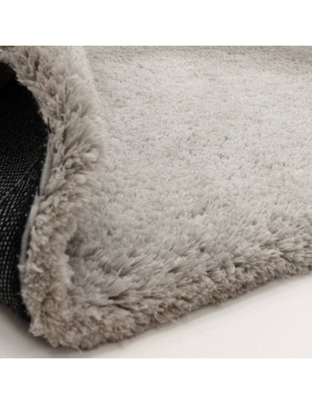 Tappeto Opulence Silver in pelo lungo, morbido e raffinato, ideale per aggiungere comfort ed eleganza a ogni ambiente moderno.