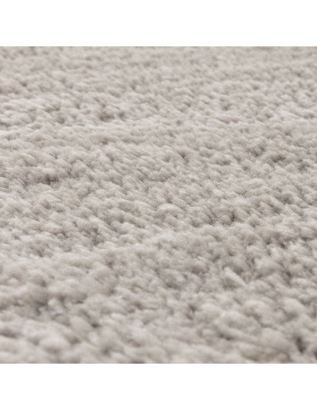 Tappeto Opulence Silver in pelo lungo, morbido e raffinato, ideale per aggiungere comfort ed eleganza a ogni ambiente moderno.