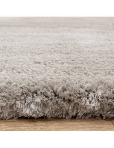 Tappeto Opulence Silver in pelo lungo, morbido e raffinato, ideale per aggiungere comfort ed eleganza a ogni ambiente moderno.