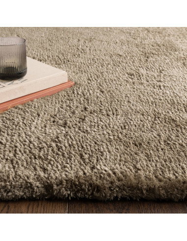 Tappeto Opulence Taupe: eleganza e comfort con pelo lungo, facile da pulire e resistente. Perfetto per ogni ambiente moderno e