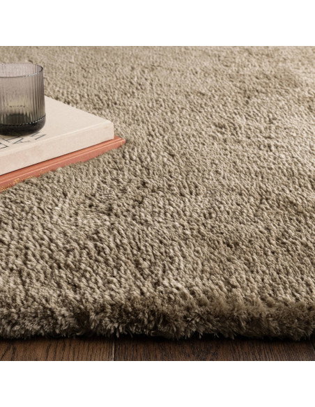 Tappeto Opulence Taupe: eleganza e comfort con pelo lungo, facile da pulire e resistente. Perfetto per ogni ambiente moderno e