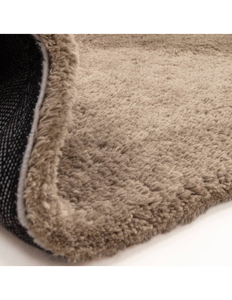 Tappeto Opulence Taupe: eleganza e comfort con pelo lungo, facile da pulire e resistente. Perfetto per ogni ambiente moderno e