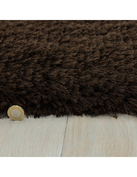 Add warmth and luxury to any room with this Plush Dark Chocolate shaggy rug, featuring a soft, dense pile and easy maintenance