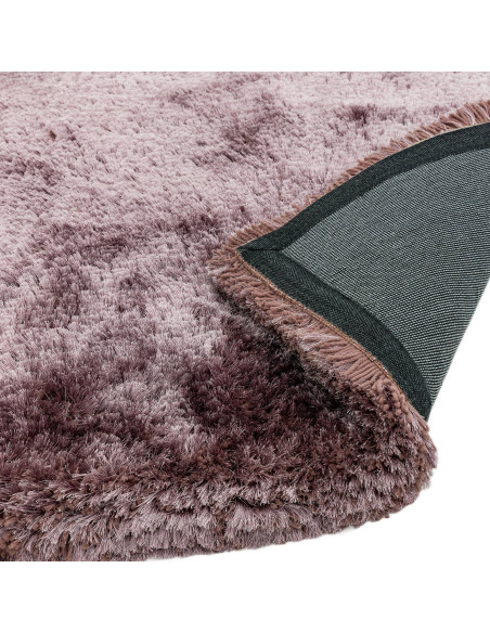 Add warmth and elegance with the Plush Dusk shaggy rug, featuring a luxurious hand-made texture and durable, easy-care polyeste