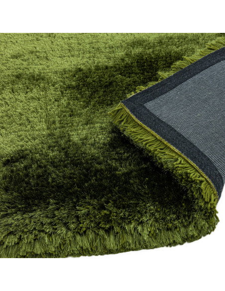 Add plush comfort and vibrant style to any room with this durable, easy-care green shaggy rug, perfect for modern and cozy inte