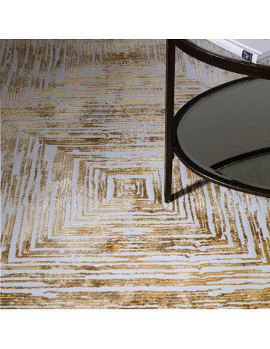 Tappeto Kuza Portrait Gold: design moderno elegante con motivo geometrico e finitura lucida, perfetto per ambienti raffinati e