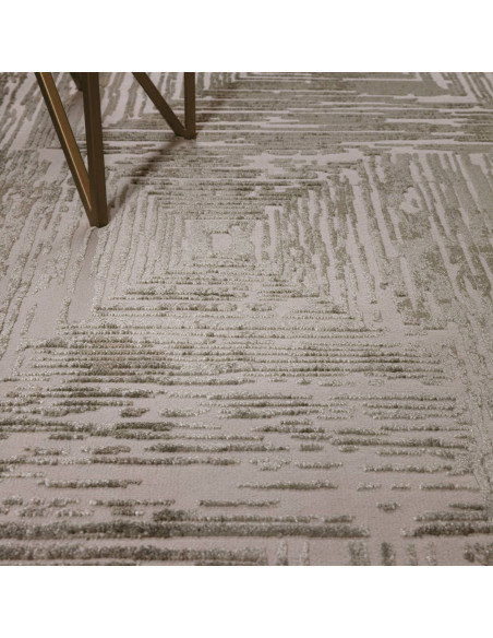 Tappeto Kuza Portrait Khaki: design geometrico elegante, materiali di qualità e effetto seta per ambienti moderni e luminosi.