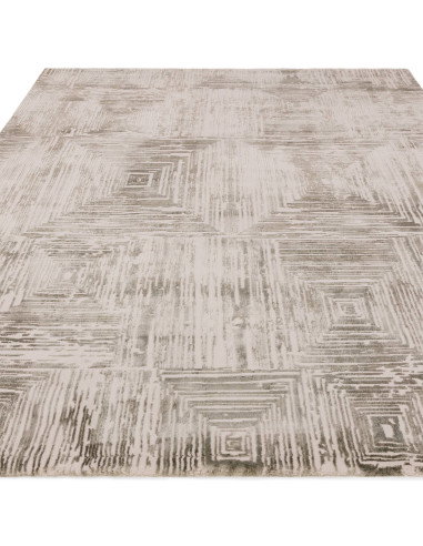 Tappeto Kuza Portrait Khaki: design geometrico elegante, materiali di qualità e effetto seta per ambienti moderni e luminosi.