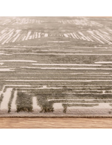 Tappeto Kuza Portrait Khaki: design geometrico elegante, materiali di qualità e effetto seta per ambienti moderni e luminosi.