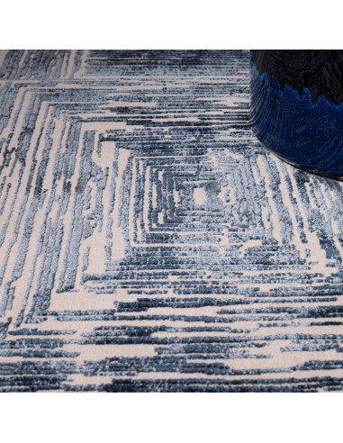 Tappeto Kuza Portrait Navy: design geometrico moderno, effetto seta lucido e luminoso, perfetto per ambienti eleganti e di gran