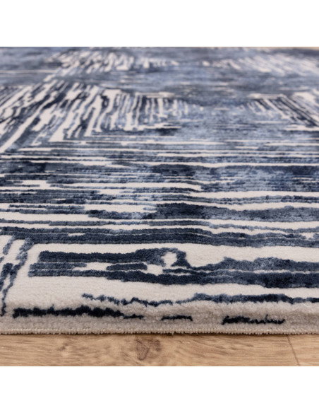 Tappeto Kuza Portrait Navy: design geometrico moderno, effetto seta lucido e luminoso, perfetto per ambienti eleganti e di gran