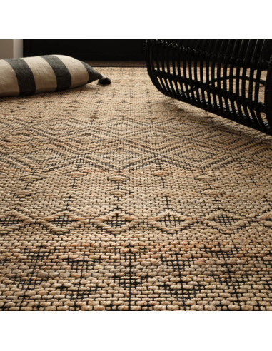 Handwoven natural fibre rug with durable jute blend, featuring a geometric Berber pattern for timeless style and cozy comfort i