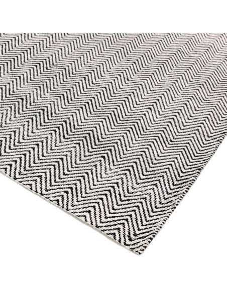 Tappeto Ives Black/White in juta e ciniglia, design geometrico elegante e naturale, perfetto per un soggiorno moderno e sosteni