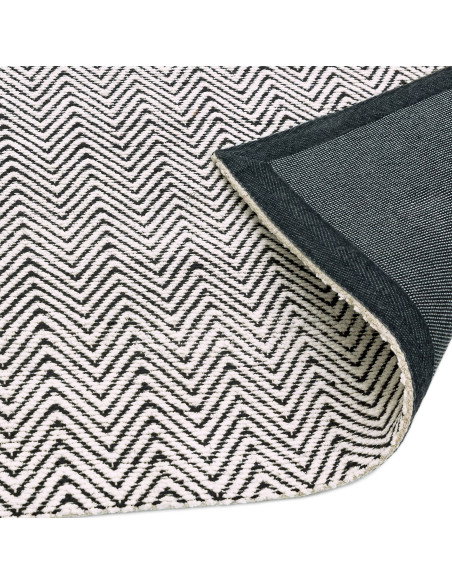 Tappeto Ives Black/White in juta e ciniglia, design geometrico elegante e naturale, perfetto per un soggiorno moderno e sosteni