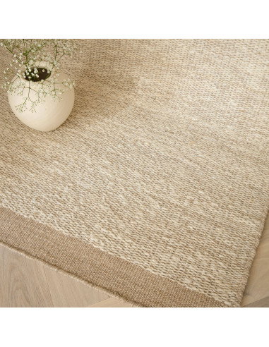 Tappeto Lima Sand in lana naturale, design tinta unita perfetto per un soggiorno elegante e accogliente. Qualità artigianale e
