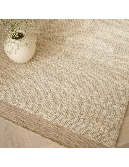 Tappeto Lima Sand in lana naturale, design tinta unita perfetto per un soggiorno elegante e accogliente. Qualità artigianale e