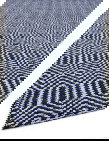 Tappeto Sloan Blue in lana e cotone, design geometrico e fibre naturali, perfetto per un soggiorno moderno e sostenibile.