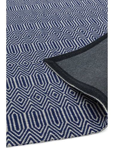 Tappeto Sloan Blue in lana e cotone, design geometrico e fibre naturali, perfetto per un soggiorno moderno e sostenibile.