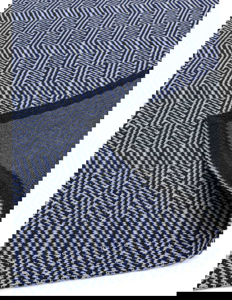 Tappeto Sloan Blue in lana e cotone, design geometrico e fibre naturali, perfetto per un soggiorno moderno e sostenibile.