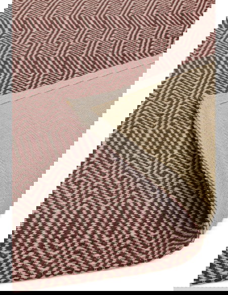 Tappeto Sloan Marsala in lana e cotone, design geometrico e fibre naturali, perfetto per un soggiorno elegante e accogliente.