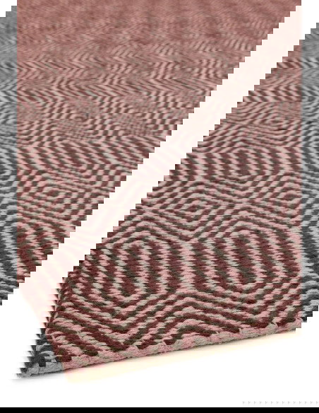 Tappeto Sloan Marsala in lana e cotone, design geometrico e fibre naturali, perfetto per un soggiorno elegante e accogliente.