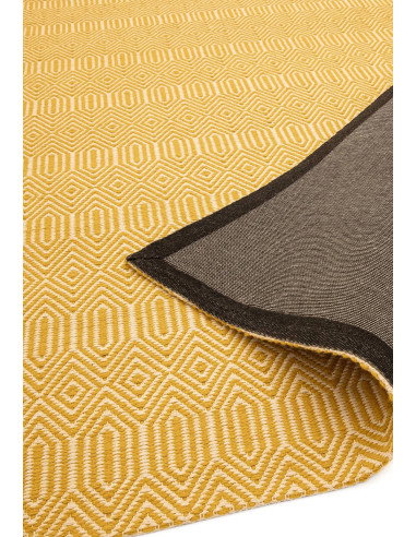 Tappeto Sloan Mustard in fibra naturale, design geometrico e colori caldi, ideale per un soggiorno moderno e raffinato. Facile