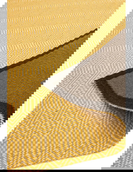Tappeto Sloan Mustard in fibra naturale, design geometrico e colori caldi, ideale per un soggiorno moderno e raffinato. Facile
