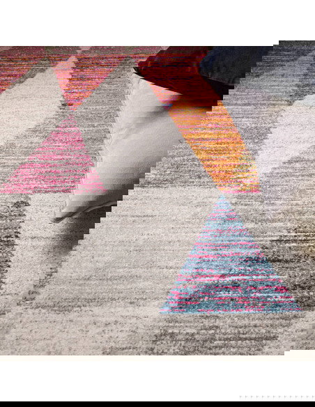 Tappeto Muse Harlequin Pink MU24: design geometrico e colori vivaci per un soggiorno moderno e raffinato. Perfetto tra i tappet