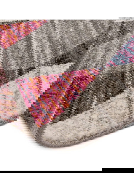 Tappeto Muse Harlequin Pink MU24: design geometrico e colori vivaci per un soggiorno moderno e raffinato. Perfetto tra i tappet