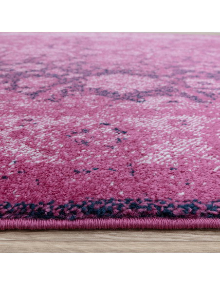 Tappeto Muse Heritage Pink MU28: design geometrico e colore vibrante per un soggiorno moderno e accogliente. Perfetto tra i tap