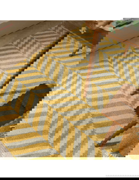 Tappeto Muse Yellow Chevron MU08: design geometrico e colori caldi per un soggiorno moderno e accogliente. Perfetto tra i tappe