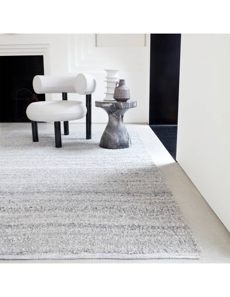 Tappeto Abbus Steel in poliestere, design boho chic e tinta unita, perfetto per ambienti moderni ed etnici con stile e comfort.
